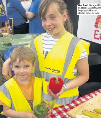  ??  ?? Hot food George Mills and Rosie Cosslett were helping children to identify foods by taste