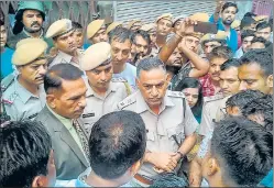  ?? PTI ?? Police personnel interact with local residents in Udaipur on Tuesday.