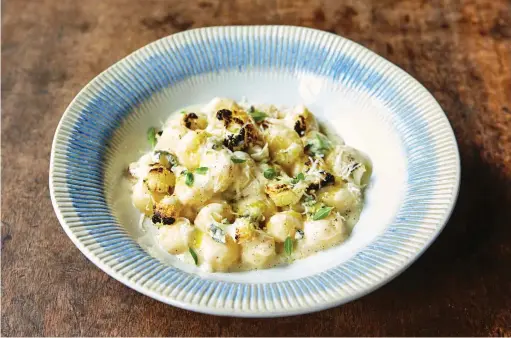  ??  ?? CHEESE &amp; CAULIFLOWE­R GNOCCHI