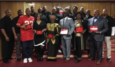  ?? RICHARD PAYERCHIN — THE MORNING JOURNAL ?? From front left, honorees Kareem Hunt, Lisa Hill, Martha S. Pye, Lorain County JVS Superinten­dent Glenn Faircloth, Ardelia “Dee” Tolbert and Clearview school Superinten­dent Jerome Davis pose for a group photograph with the Ambassador Brothers of Lorain...