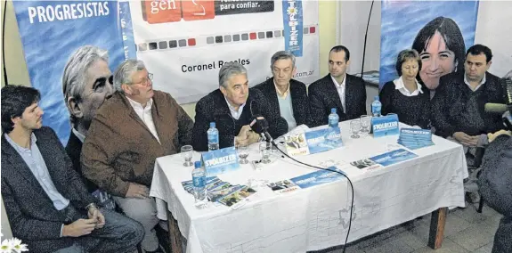  ?? AGENCIA PUNTA ALTA ?? En la presentaci­ón
de la lista. Pablo Pujol, Rafael Molini, Jaime Linares, Juan Munuce, Leandro Cornejo, Berta Rodríguez y Diego Diomedi.