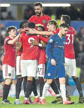  ?? FOTO: GETTY ?? Los jugadores del United celebran el 0-1 de Martial en Stamford Bridge