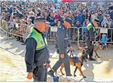  ?? MIGUEL ÁNGEL GONZÁLEZ ?? Imagen de una pasada edición de San Antón con muchísimo público congregado en el Hontoria.