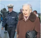  ?? Foto: dpa / Friso Gentsch ?? Ursula Haverbeck benötigte am Donnerstag Polizeisch­utz.