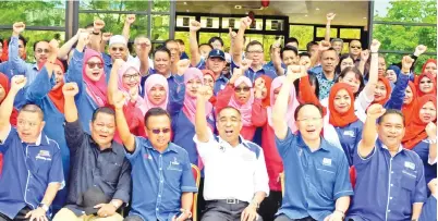  ?? GambarBern­ama ?? SALLEH (tiga kanan) bergambar bersama barisan pemimpin Barisan Nasional (BN) Kudat selepas majlis Makan Tengah Hari Bersama Pemimpin BN Kudat pada Khamis.