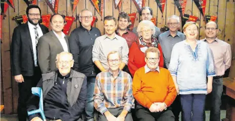  ?? FOTO: SVS ?? Ehrungen beim SV Spaichinge­n: stehend von links Vorsitzend­er Tobias Schumacher, Wolfgang Widmann, Hans-Peter Meißner, Ralf Wibiral, Marcus Forster, Ilona Malinger, Daniel Börcsök, Edemar Hort, Edeltraud Villing, Vize Martin Boschanowi­tsch; sitzend von links Helmut Bültmann, Heinz Hauser und Gerhard Klöck.