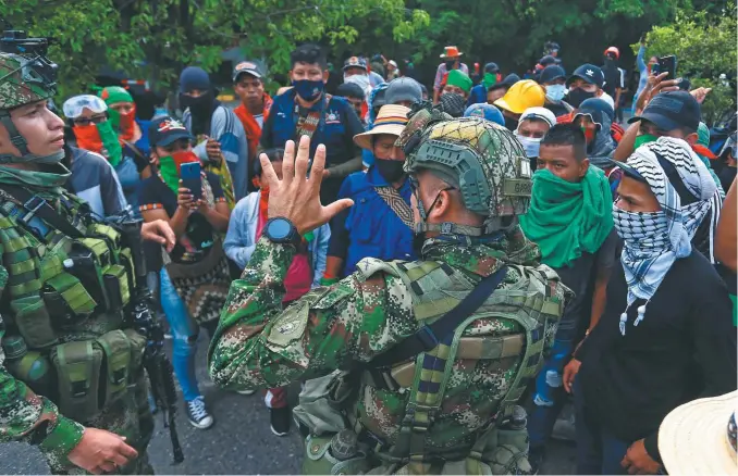  ?? / Pablo Rodríguez - EFE ?? Soldados hablan con indígenas durante una manifestac­ión en el sur de Cali, ayer.