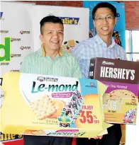  ??  ?? BENNY (kiri) bersama Ketua Bahagian Pemasaran Legoland Malaysia Resort Eric Chong semasa mempromosi­kan produk Julie’s Le-mond dan Hersey’s untuk program kerjasama itu.