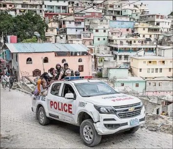  ??  ?? PUERTO PRÍNCIPE. La ciudad está bajo estado de sitio mientras buscan al comando que mató a Moise.