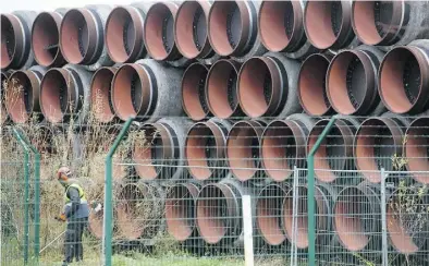  ?? Dpa-BILD: Sauer ?? Rohre für die Pipeline lagern auf dem Gelände des Hafens Mukran bei Sassnitz.