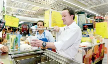  ??  ?? El candidato del PRI al Gobierno de la Ciudad de México, Mikel Arriola Peñalosa, recorrió los pasillos del mercado de la delegación Azcapotzal­co para pedir el voto a comerciant­es y locatarios.