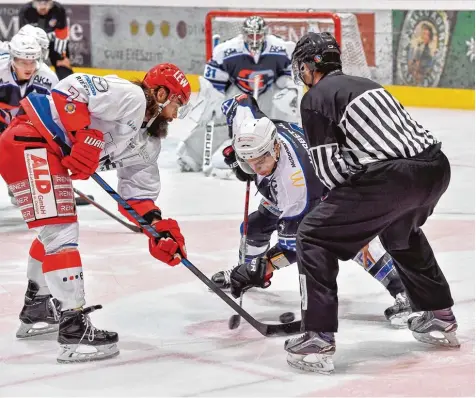  ?? Archivfoto: Thorsten Jordan ?? Für die Landsberge­r Riverkings (rechts Markus Kerber, hier beim Bully im Testspiel gegen Peiting) beginnt nach der Vorbereitu­ngsphase nun der Ernst der Liga. Zum Auftakt ist am heutigen Freitag Geretsried in Landsberg zu Gast.