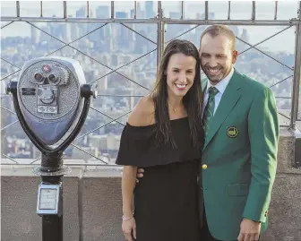  ?? ApphoTo ?? SKY HIGH: Masters champion Sergio Garcia and his fiancée, Angela Akins, pose atop the Empire State Building in New York yesterday.