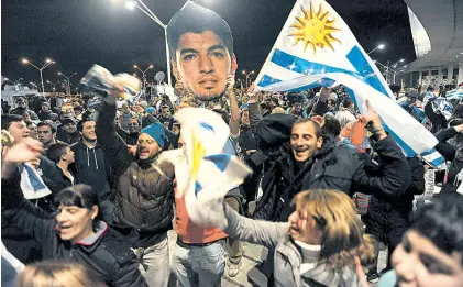  ??  ?? Indignació­n con la FIFA y apoyo a Suárez, anoche, fuera del aeropuerto de Carrasco, en Montevideo