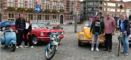  ?? FOTO JAA ?? Bert Batens (derde rechts) en Walter Brat (rechts) met enkele medewerker­s en een selectie oldtimers.