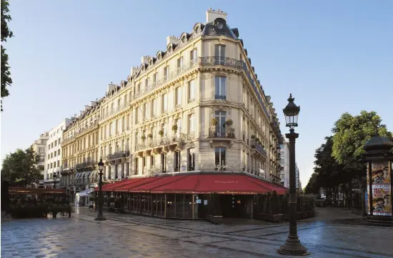  ??  ?? Legacy : rez-de-chaussées de l’hôtel Barrière Le Fouquet’s, 46, avenue George-v, Paris 8e. Ouvert 7 jours sur 7 de 9h à 20h.