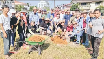  ??  ?? Participan­ts of the DBNA tree-planting work party led by Ik Pahon (third right, squatting) pause for a group photograph.