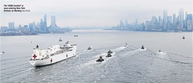  ?? REUTERS ?? The ‘USNS Comfort’ is seen entering New York Harbour on Monday.