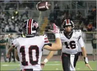  ?? Nikolas Samuels/The Signal ?? Hart’s quarterbac­k JT Shrout (16) pitches the ball to running back Ben Rosen (10) during a game against Canyon on Friday.