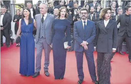  ?? EUROPA PRESS ?? Helena Miquel, José Coronado, Ana Torrent, Manolo Solo y María León, en el Festival de Cannes, el lunes.