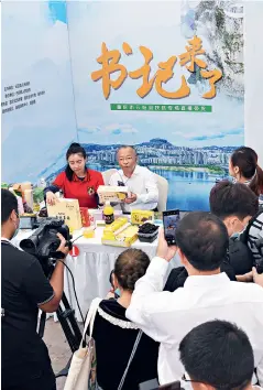 ??  ?? A live broadcast to sell local agricultur­al products for the purpose of poverty alleviatio­n is held in Yunyang County, Chongqing Municipali­ty.
