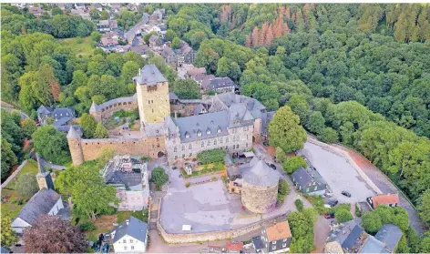  ??  ?? Schloss Burg ist ein beliebtes Ausflugszi­el. Für die Besucher sollen bessere Parkmöglic­hkeiten
geschaffen werden.