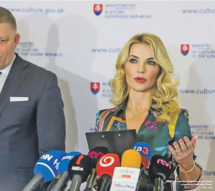  ?? FOTO – TASR ?? Ministerka Martina Šimkovičov­á na tlačovke s premiérom Robertom Ficom.