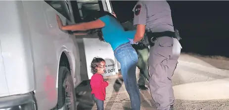  ?? FOTO AFp ?? DRAMA. Esta fotografía dio la vuelta al mundo cuando una madre hondureña era arrestada, mientras su pequeña hija lloraba, en el marco de la política de “cero tolerancia” de Trump que separó a muchas familias que buscaban ingresar a EEUU.