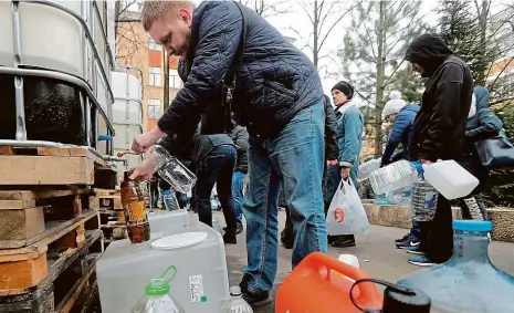  ?? Foto: Reuters ?? Za dezinfekci nemusí platit Lidé v Moskvě ve frontě na dezinfekčn­í prostředek, který si mohou načepovat z přistavený­ch nádob zdarma.