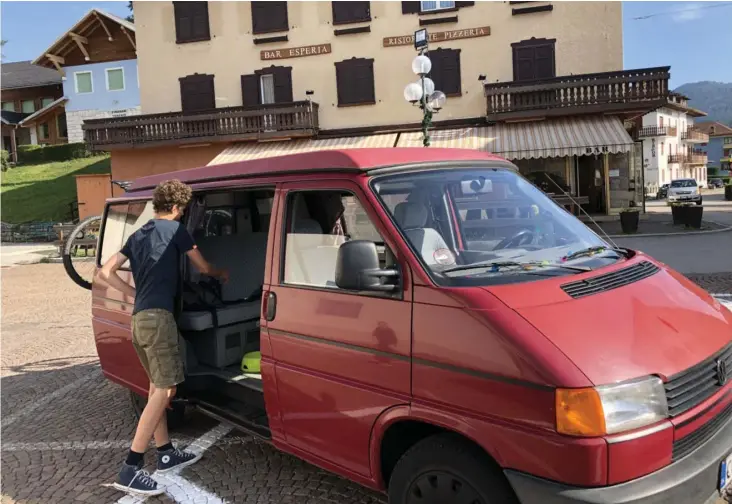  ?? PRIVATFOTO ?? René Sørensen tog sammen med sin søn på ferie i den røde autocamper i den tro, at han ville få hjælp af Falck, hvis bilen brød sammen.