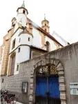  ?? Foto: S. Wyszengrad ?? Der Blick hinter die Kirche – von der An nastraße aus – ist jetzt durch eine Plane verdeckt. Ab November sollen zwei Höfe neu gestaltet werden.