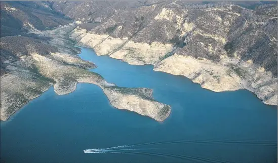  ?? Robert Gauthier Los Angeles Times ?? MARKS SHOW declining water levels at Castaic Lake, the end of the west branch of the StateWater Project, which was created after a drought in the 1950s. “We shouldn’t be complacent, but we don’t need to be panicking,” said Jay Lund, director for the...