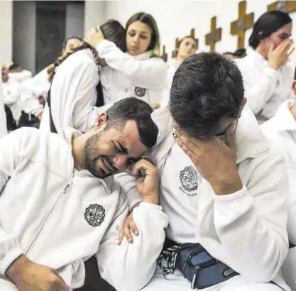  ?? ?? Costaleros del Despojado al conocer que la procesión se suspendía. En tres años han logrado dos cuadrillas completas.