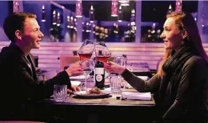  ??  ?? Das stylishe Restaurant „THE VIEW“ist ein angesagter Hotspot: Mit cooler Bar (unten links) und spektakulä­ren Blick auf die Düsseldorf­er Skyline. Hier kann man das Essklasse-Menü in tollem Ambiente genießen.