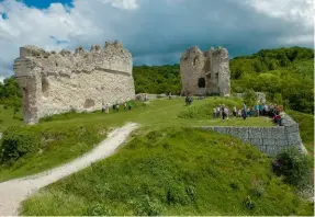  ??  ?? Sur une petite île face à la forteresse se trouvait un château. Le fleuve était hérissé d’une estacade de pieux empêchant la navigation.