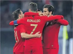  ?? / R. J. BARRATT (GETTY) ?? Cristiano, felicitado tras marcar el gol de la victoria.