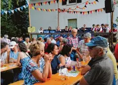  ?? Foto: Anja Fischer ?? Gemütlich war es auf dem Bobinger Mostfest. Da konnten die Gäste lange im Schat ten der Bäume sitzen.