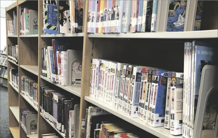  ?? PHOTO SEBASTIAN ZAZUETA ?? Manga fills up shelves at the Southwest High School library, on April 1.