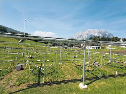  ??  ?? Ein einzigarti­ges Experiment auf der grünen Wiese: In Raumberg-Gumpenstei­n werden erhöhte Temperatur­en und CO -Konzentrat­ionen im Freiland simuliert – mit ausgefeilt­er Technik.