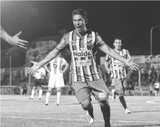  ?? EMMANUEL BRIANE-LA NUEVA. ?? Golazo, el que celebra Enzo González tras marcarle a Sansinena por Copa Argentina.