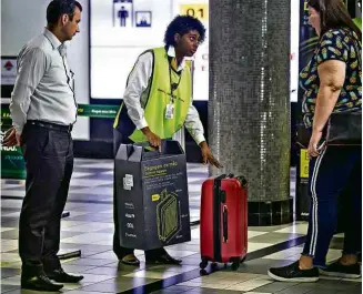  ?? Jardiel Carvalho/Folhapress ?? Fiscalizaç­ão de bagagens no aeroporto de Congonhas, em São Paulo