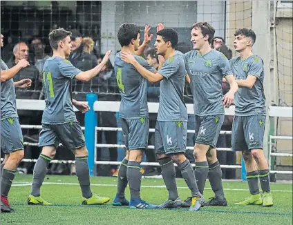  ?? FOTO: UNANUE ?? Los jugadores de la Real celebran el primer gol en el derbi del pasado sábado ante el Antiguoko