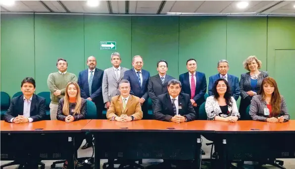  ??  ?? El rector José Manuel Piña Gutiérrez y el director general del Instituto Mexicano del Petróleo, Ernesto Ríos Patrón, signaron el documento.