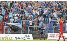  ?? FOTO: SCHLICHTER ?? Kevin Behrens feiert mit Martin Dausch vor der Fankurve des FCS sein Tor zum 2:0. Zum Spitzenspi­el kamen nur 3703 Zuschauer.