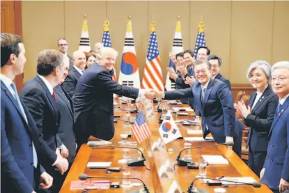  ?? — Gambar AFP ?? LAWAT SELATAN: Trump dan Moon berjabat tangan sebelum memulakan mesyuarat sidang kemuncak mereka di Rumah Biru di Seoul, semalam.