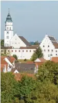  ??  ?? Das Fuggerschl­oss ragt über Babenhause­n. Ebenfalls zu sehen: die Pfarrkirch­e.