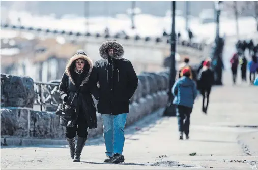  ?? BOB TYMCZYSZYN THE ST. CATHARINES STANDARD ?? Visitors to Niagara Falls bundle up against the chill. The first day of spring got off to a cold start across Niagara, Tuesday.