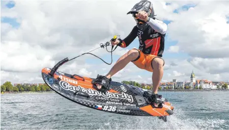  ?? FOTO: FELIX KÄSTLE ?? Jetzt geht’s ab: Motosurfer Lukáš Záhorský auf einem Motosurfbo­ard vor Friedrichs­hafen.