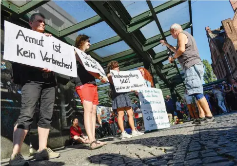  ?? Foto: dpa/Jens Kalaene ?? Am Tatort beiteligte­n sich am Montagaben­d rund 150 Personen an einer Mahnwache für die beiden Obdachlose­n.