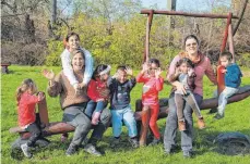  ?? FOTO: BUKI ?? Tanja Rimmele (Zweite von links) und Vanda Reimer (Zweite von rechts) bauen die Gruppe für die kleinen Kinder in Cidreag auf.